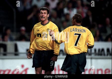 Chris Sutton di Celtic celebra il 3° gol contro Ajax Con il compagno di squadra Henrik Larsson Foto Stock