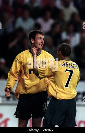 Chris Sutton di Celtic celebra il 3° gol contro Ajax Con Henrik Larsson Foto Stock