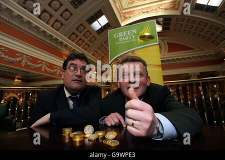 Il leader del Partito Verde Trevor Sergeant TD (destra) e il portavoce Dan Boyle Finance al lancio della proposta del Partito Verde di tagliare l'IVA al Bank Bar, nel centro di Dublino. Foto Stock