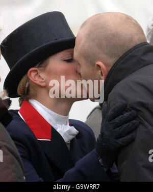 Zara Phillips e il fidanzato Mike Tindall baciano dopo che Zara aveva cavalcato nel dressage su Toytown (aquiring 41.2 punti di penalità) ai test Mitsubishi Motors Badminton Horse. Foto Stock