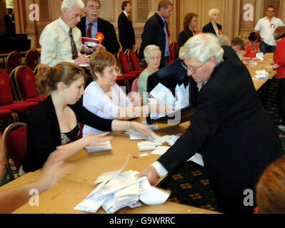 I voti vengono contati oggi alla Civic Hall di Leeds dopo il voto di ieri alle elezioni del Consiglio locale. Foto Stock