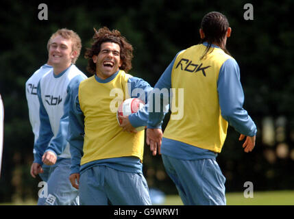 Calcio - West Ham United Training Session - Chadwell Heath. West Ham's Carlos Tevez (centro) e Anton Ferdinand (destra) durante una sessione di allenamento a Chadwell Heath, Essex. Foto Stock