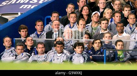 Calcio - fa Barclays Premiership - Chelsea / Manchester United - Stamford Bridge. Il direttore del Chelsea Jose Mourinho (a sinistra) guarda dal margine insieme al personale del magazzino e sostituti. Foto Stock