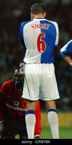 Calcio - fa Barclaycard Premiership - Blackburn Rovers v Manchester United. Craig Short di Blackburn Rovers tiene la testa nelle sue mani dopo essere stato inviato per un fallo su Dwight Yorke del Manchester United (in basso a sinistra) Foto Stock