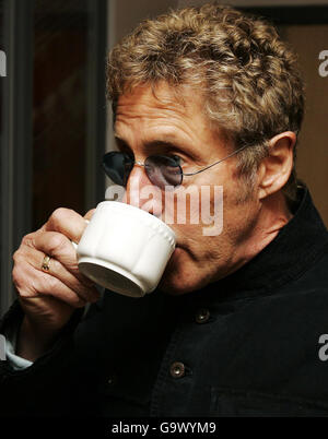 Il cantante Roger Daltrey beve una bevanda calda mentre ha lanciato la prima unità Teenage Cancer Trust della Scozia al Beatson West of Scotland Cancer Center presso il Gartnavel General Hospital di Glasgow. Foto Stock