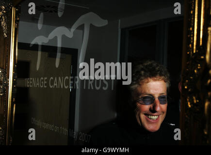 Il cantante Roger Daltrey si riflette in una targa mentre lancia la prima unità Teenage Cancer Trust della Scozia al Beatson West of Scotland Cancer Center presso il Gartnavel General Hospital di Glasgow. Foto Stock