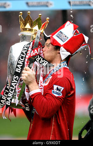 Wayne Rooney di Manchester United solleva il trofeo della Premier League inglese Foto Stock