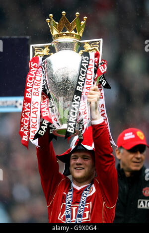 Calcio - fa Barclays Premiership - Manchester United / West Ham United - Old Trafford. Wayne Rooney del Manchester United solleva il trofeo della Premier League inglese Foto Stock