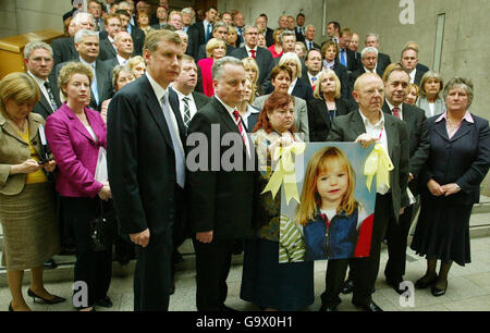 (Fronte da sinistra a destra) leader liberale Nicolo Stephen, primo ministro scozzese Jack McConnell, zia e zio di Madeleine McCann Philomena e John McCann, leader della SNP Alex Salmond e leader conservatore Annabel Goldie, con MSP al Parlamento scozzese di Edimburgo. Foto Stock