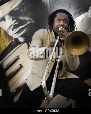 Il direttore del programma ospite, Dennis Rollins gioca il suo trombone nel centro di Glasgow durante il lancio del 21° Festival Internazionale del Jazz di Glasgow. Foto Stock