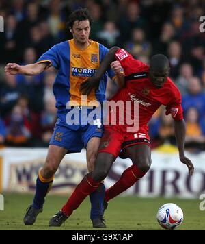 Calcio - Coca-Cola Football League Two - Gioca fuori semifinale - prima tappa - Shrewsbury Town v Milton Keynes Dons - Gay Meadow. Stuart Drummond di Shrewsbury Town e Milton Keynes Dons' Jude Stirling Foto Stock