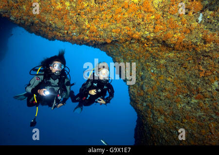 Subacqueo nella Grotta di Nereo, la grotta di Nereo, Capo Caccia, Alghero, Sardegna, Italia, Europa, Mediterraneo Foto Stock