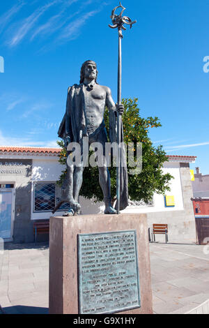 Statua del guerriero Guanche, bronce, Santiago del Teide, Teneriffa, Tenerife, Isole Canarie, Spagna, Europa Foto Stock