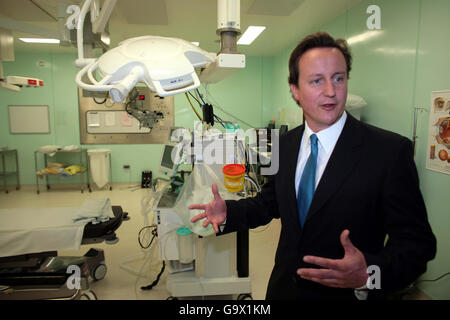 Il leader del Partito conservatore David Cameron durante la sua visita al Centro di trattamento di Crewe mentre continua la sua campagna elettorale locale. Foto Stock