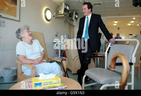 David Cameron, leader del partito conservatore, incontra Beryl Hayes al Treatment Center di Crewe mentre continua la sua campagna elettorale locale. Foto Stock