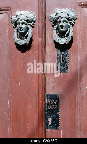 Antica porta di metallo respingente, Ayvalik, Cunda, Balikesir, Turchia, Asia / Ayvalik Foto Stock