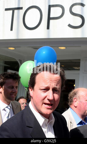 David Cameron, leader del partito conservatore, durante una passeggiata a Llandudno durante la campagna elettorale del partito conservatore. Foto Stock