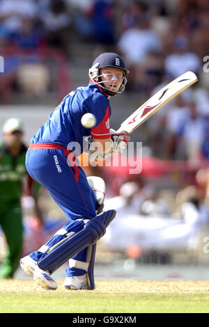 L'inglese Ian Bell gioca un tiro durante la partita ICC Cricket World Cup 2007 al Beausejour Stadium, Gros Islet, St Lucia Foto Stock