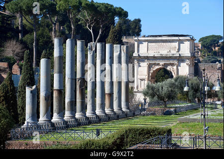 Arco di Tito, vista dal Colosseo, Roma, Lazio, Italia, Europa / Roma Foto Stock