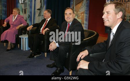 Il leader della SNP Alex Salmond (seconda a destra) è affiancato (da sinistra) dal leader conservatore scozzese Annabel Goldie, dal leader laburista scozzese Jack McConnell e dal leader scozzese della lib DEM Nicolo Stephen durante il dibattito politico STV al National Piping Centre di Glasgow. Foto Stock