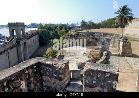 Uscita di Fort Ozama a porto, Santo Domingo, Repubblica Dominicana, isola di Hispaniola, Caraibi, America Foto Stock