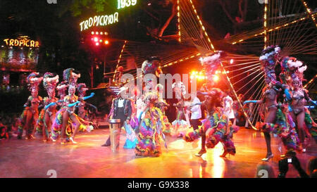 Ballerino, Club Tropicana, spettacolo di danza, spettacolo di luci, Havana, Cuba, CARAIBI Foto Stock