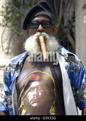 Uomo di fumare un sigaro, Avana Habana, Havanna, Cuba, Caraibi Foto Stock