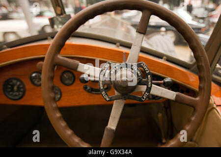 Volante in legno, colonna cambio marcia, colonna cambio marcia, Rolls Royce modello 1929, classic car, veterano britannico auto Foto Stock