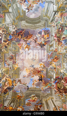Roma, Italia - 10 Marzo 2016: la parte centrale del vault affresco barocco l'Apoteosi di Sant Ignazio di Loyola Foto Stock
