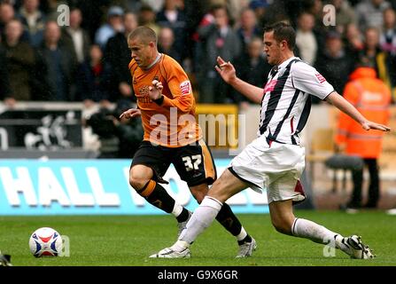 Calcio - Campionato di Calcio Coca-Cola - Gioca fuori semifinale - prima gamba - Wolverhampton Wanderers v West Bromwich A... Darren carter di West Bromwich Albion e Michael Kightly di Wolverhampton Wanderers (a sinistra) lottano per la palla Foto Stock