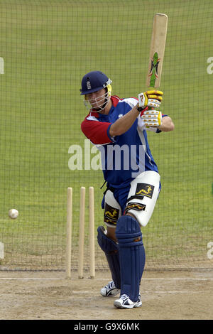 L'inglese Andrew Flintoff pipistrelli durante una sessione di allenamento delle reti all'Everest Cricket Club, Georgetown, Guyana. Foto Stock