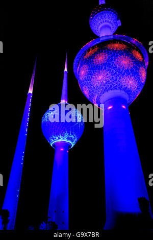Kuwait Towers illuminata di notte in Kuwait City, Kuwait Foto Stock
