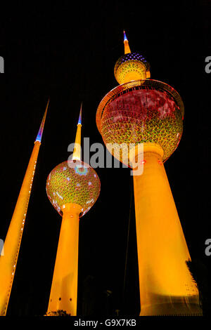 Kuwait Towers illuminata di notte in Kuwait City, Kuwait Foto Stock