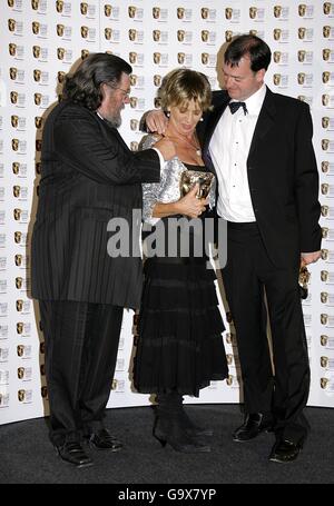 (R-L) Ricky Tomlinson e sue Johnston con il premio per la migliore situazione Commedia ricevuta per la famiglia Royale: Regina di Sheba al British Academy Television Awards, tenuto al London Palladium, centro di Londra. PREMERE ASSOCIAZIONE foto. Data immagine: Domenica 20 maggio 2007. Il credito fotografico dovrebbe essere: Filo Yui Mok/PA Foto Stock