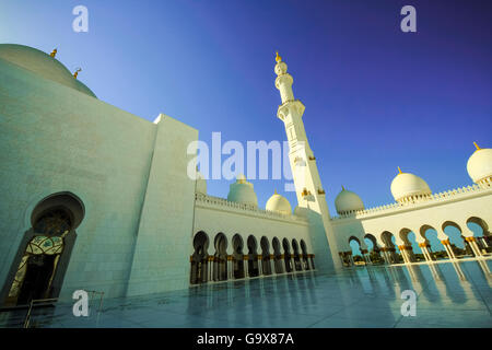 Sheikh Zayed Bin Sultan Al Nahyan Mosque al crepuscolo, Abu Dhabi, Emirati Arabi Uniti, Medio Oriente Foto Stock