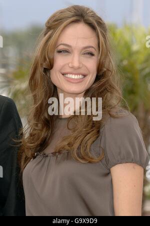 L'attrice Angelina Jolie si pone per i fotografi durante una fotocellula per UN cuore potente durante il Festival del Cinema di Cannes. Data immagine: Lunedì 21 maggio 2007. Il credito fotografico dovrebbe essere: Anthony Harvey/PA Wire Foto Stock