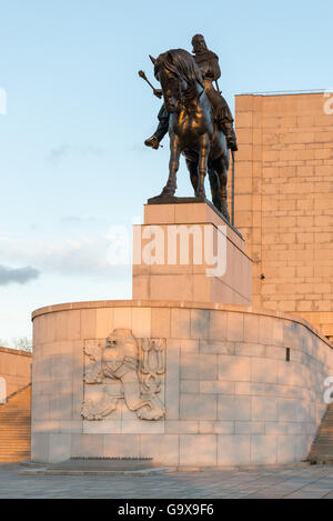 Vista del Monumento nazionale sulla collina Vitkov all'alba. Foto Stock