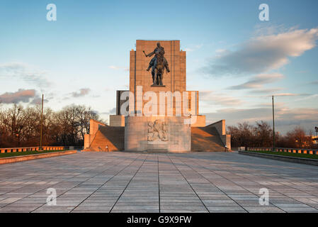 Vista del Monumento nazionale sulla collina Vitkov all'alba. Foto Stock