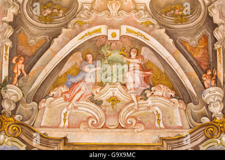 BRESCIA, Italia, 2016: l'affresco degli angeli come simbolo del cardinale virtù della carità nella Chiesa di Santa Maria della Carita Foto Stock