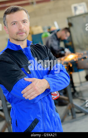Ritratto di operaio in tute da lavoro Foto Stock