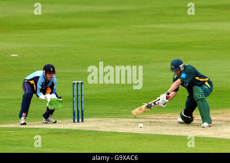 Cricket - Friends Provident Northern Conference - Nottinghamshire / Derbyshire - Trent Bridge. David Hussey di Nottinghamshire passa la palla durante la partita del Trofeo Friends Provident della Northen Conference al Trent Bridge di Nottingham. Foto Stock