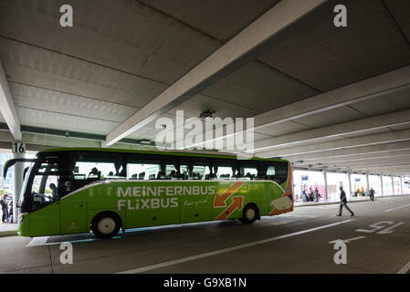 Stuttgart, Germania - 25 Giugno 2016: una lunga distanza bus dal Mein Fernbus nel nuovo Stoccarda Stazione centrale degli autobus all'aeroporto. Foto Stock