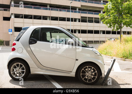 Stuttgart, Germania - 25 Giugno 2016: Molto cattivo parcheggiato piccola Smart Auto, colpendo un metallo blocker mentre parcheggio illegalmente in un blocke Foto Stock
