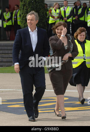 Il primo ministro britannico Tony Blair e sua moglie Cherie all'aeroporto di Heathrow partono per un viaggio di cinque giorni in Africa. Foto Stock