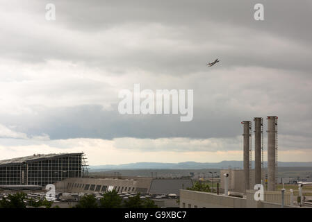Stuttgart, Germania - 25 Giugno 2016: A Germanwings aereo è tenuto fuori all'aeroporto di Stoccarda, Germania su una torbida e ra Foto Stock