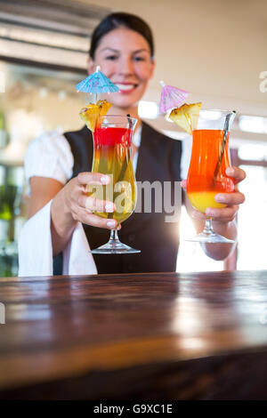 Cameriera consegna cocktail Foto Stock