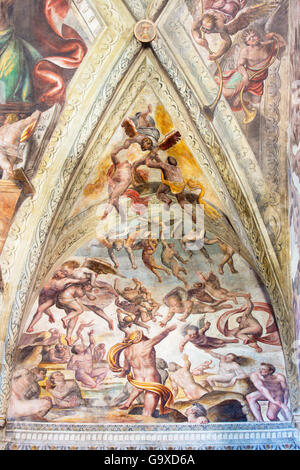 BRESCIA, Italia, 2016: il dettaglio di affresco del Giudizio Universale sul soffitto della Chiesa del Santissimo Corpo di Cristo Foto Stock