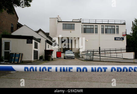 La polizia sigilla la zona intorno a M&Co vicino alla High Street a Sevenoaks, Kent, la polizia armata ha sparato e ucciso una persona, ha detto la Commissione indipendente per i reclami di polizia (IPCC). Foto Stock