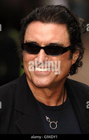 Ian McShane arriva per la prima britannica di Shrek il terzo al cinema Odeon in Leicester Square, nel centro di Londra. Foto Stock