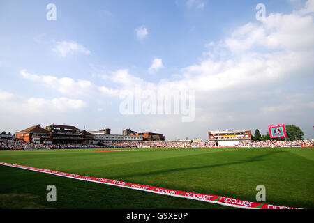 Cricket - Npower terzo test - Inghilterra / Indie occidentali - giorno due - Old Trafford. Vista generale del campo da cricket Old Trafford Foto Stock
